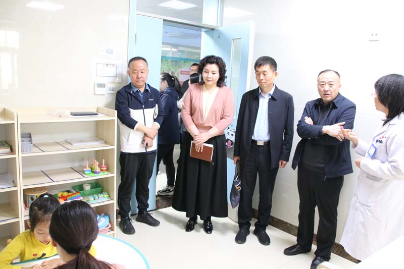 2024年4月23日，省紀(jì)委監(jiān)委派駐莒南縣洙邊鎮(zhèn)第一書記、省紀(jì)委監(jiān)委駐省工業(yè)和信息化廳紀(jì)檢監(jiān)察組副組長、一級調(diào)研員孫寬亮（右三），莒南縣洙邊鎮(zhèn)衛(wèi)生院院長羅永桂（右二）等一行蒞臨兒童早期發(fā)展部參觀指導(dǎo)工作.jpg