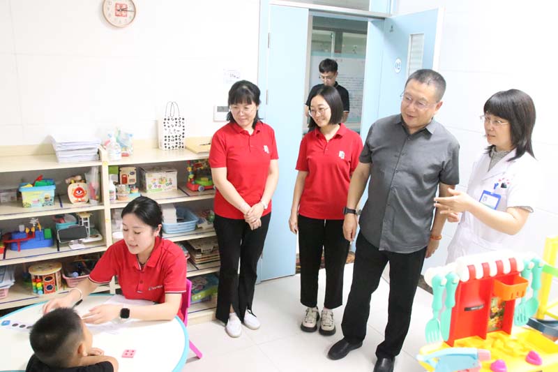 2024年6月14日，山東省衛(wèi)生經(jīng)濟協(xié)會會長，山東省醫(yī)學(xué)會副會長，山東省衛(wèi)生健康委員會二級巡視員、醫(yī)療管理服務(wù)中心原黨委書記、主任王愛杰（右二）蒞臨兒童早期發(fā)展部參觀指導(dǎo)工作.jpg