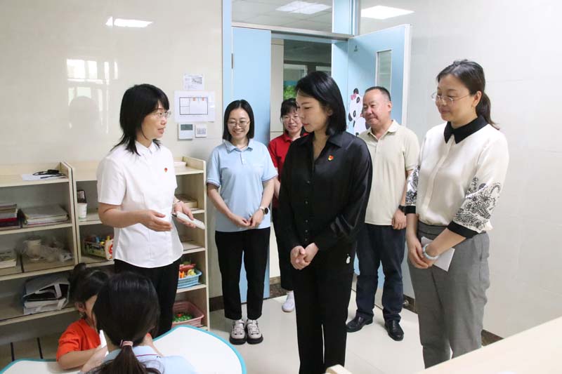 2024年6月26日，高新區(qū)黨工委副書記、管委會(huì)副主任劉春晨（前中）在院長(zhǎng)丁育紅的陪同下蒞臨兒童早期發(fā)展部參觀指導(dǎo)工作.jpg